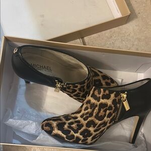 Michael Kors Elegant Brown and Black Heeled Boots